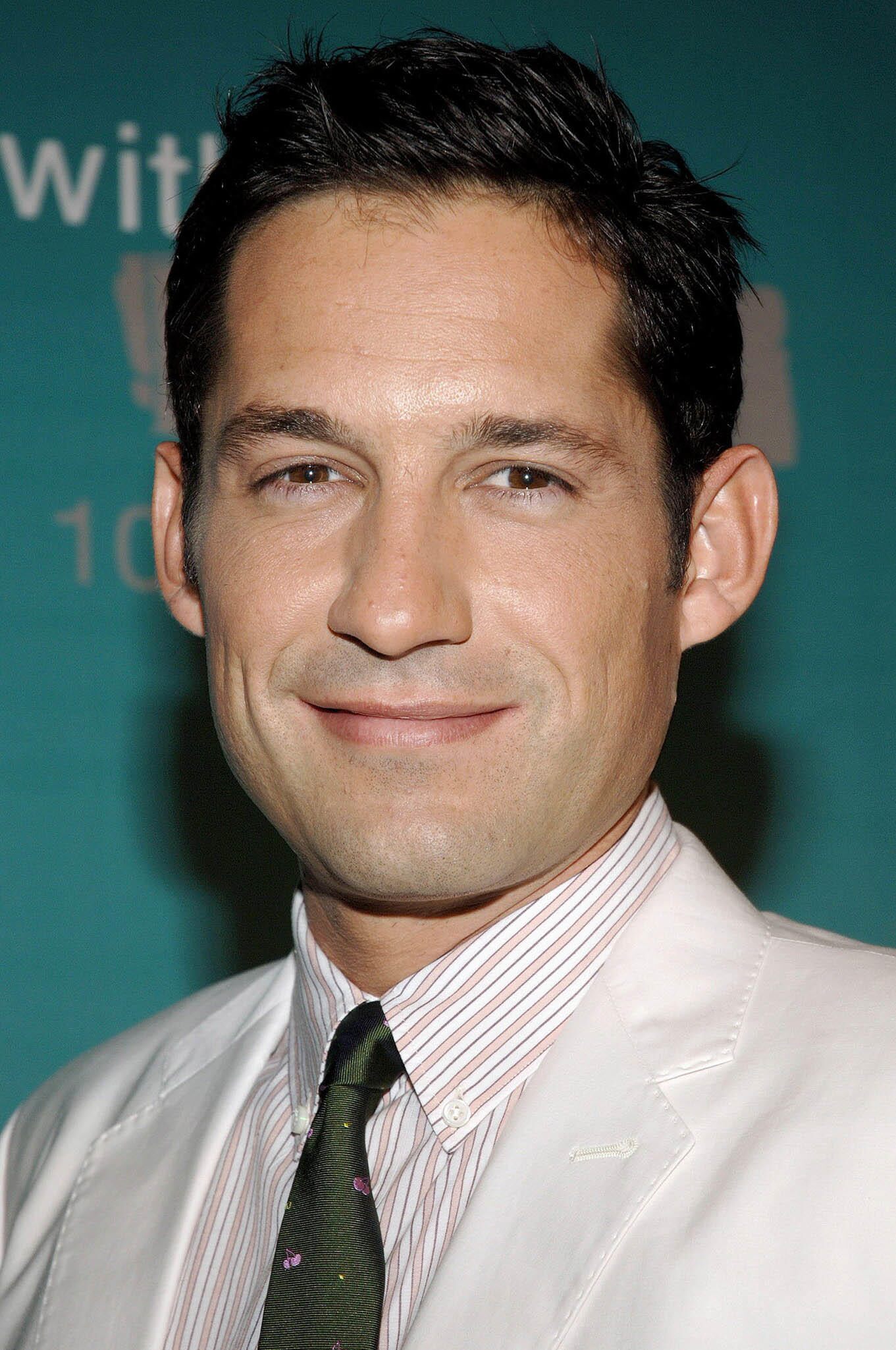 How tall is Enrique Murciano?